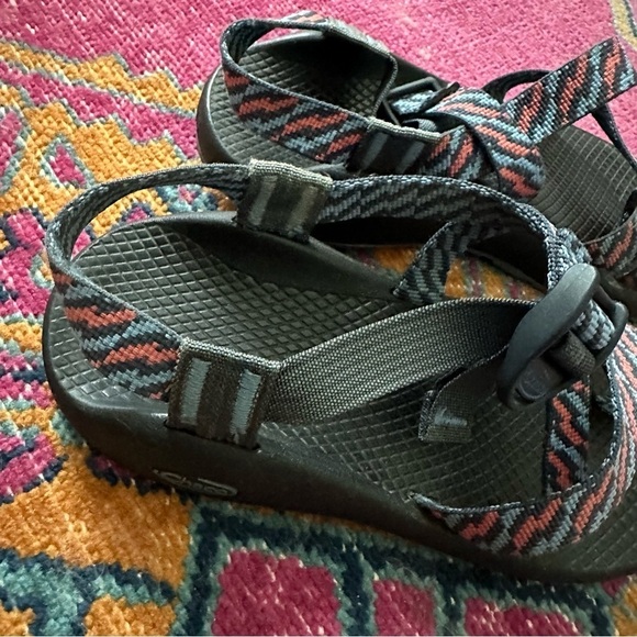 Chaco Blue and Red Z2 Cloud Toe Loop Strap Hiking Outdoor Sandals Size 7 - Picture 2 of 6